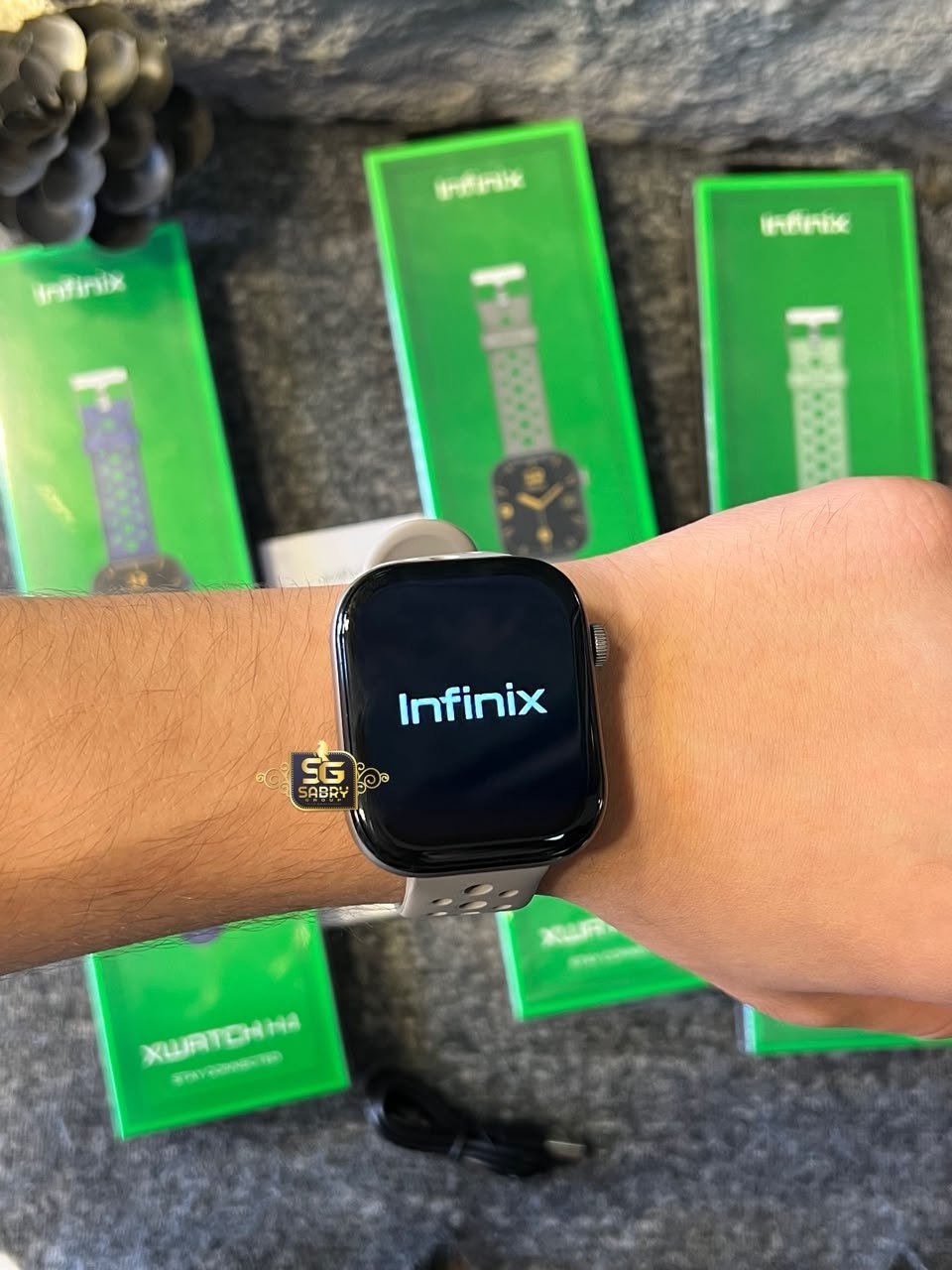 ساعة Infinix XWatch على المعصم